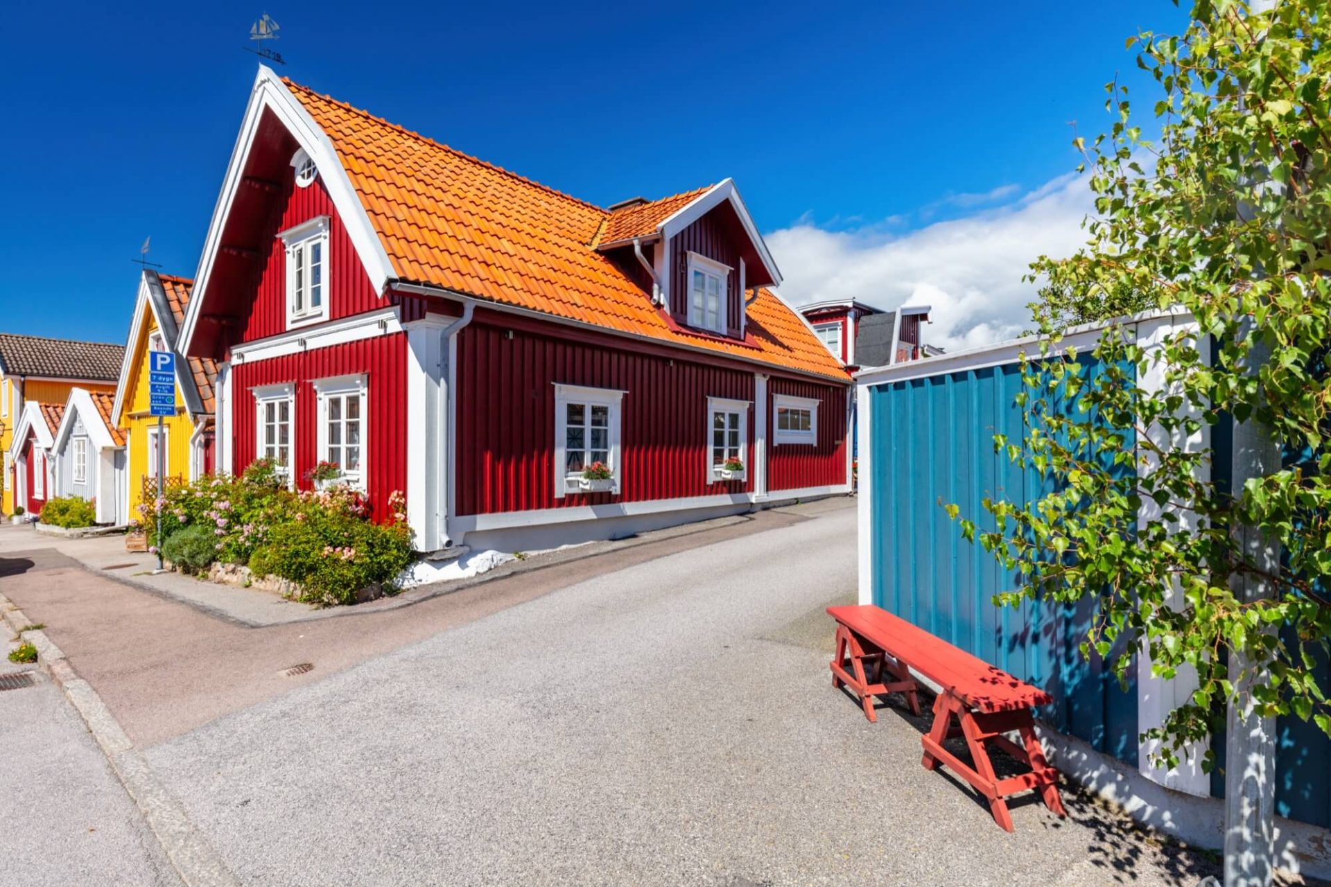 I den pittoreska skärgården står ett klassiskt rött trähus med vita knutar under ett orange tegeltak